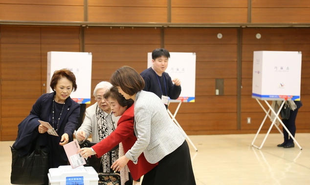 “첫 대통령 선거를 해외서…설렌다” 세계 각국 재외투표 풍경