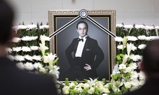 법원 “고 신해철 집도의, 유가족에 16억원 배상하라”