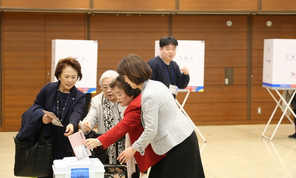 세계 각국 재외투표 시작…“첫 투표, 설레고 기대돼”