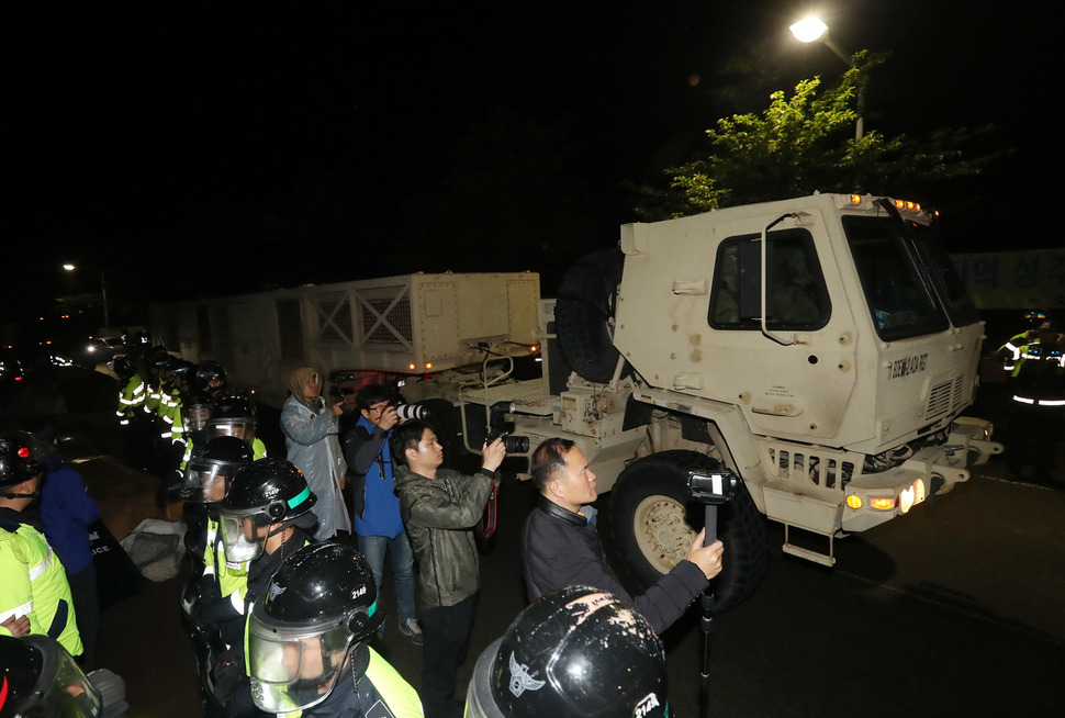 26일 오전 경북 성주군 성주골프장으로 사드(THAAD·고고도미사일방어체계) 관련 장비를 실은 트레일러가 들어가고 있다. 연합뉴스