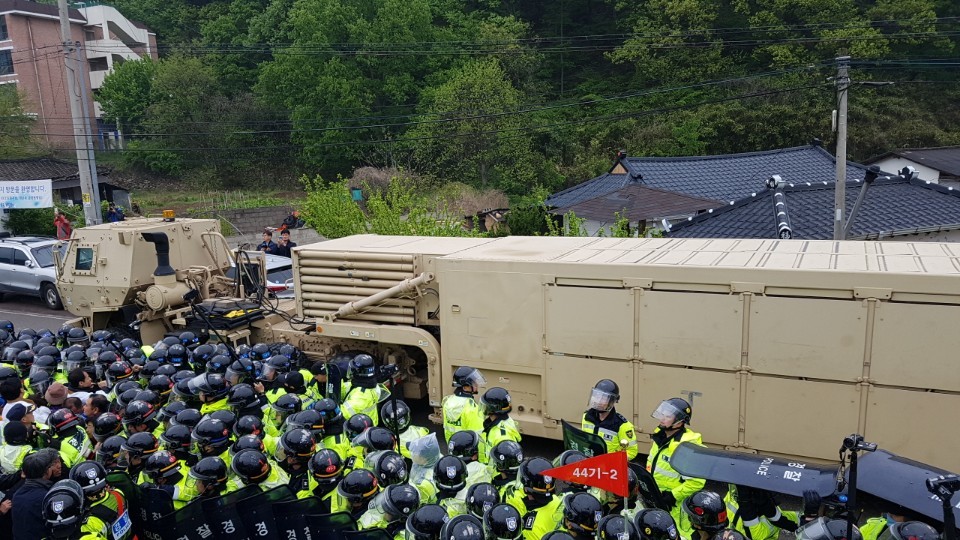 26일 새벽 경찰이 도로 근처를 막은 가운데 사드 장비가 성주골프장으로 들어가는 모습. 사드배치철회 성주투쟁위원회 제공