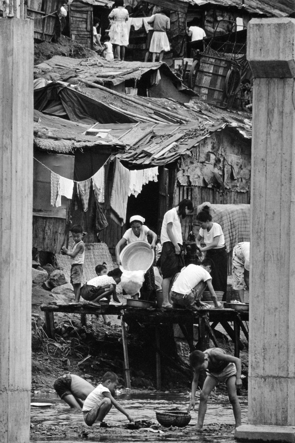 1965년 청계천에서 빨래하는 사람들과 물장난하는 아이들. 서울시