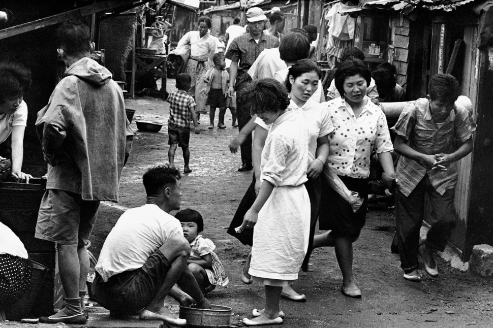 1965년 청계천 판잣집 동네의 골목 풍경. 서울시
