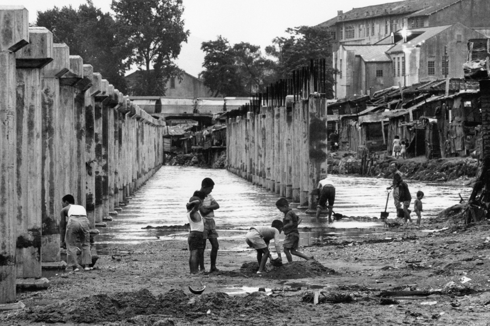 1965년 복개 공사가 시작된 청계천에서 노는 아이들. 서울시