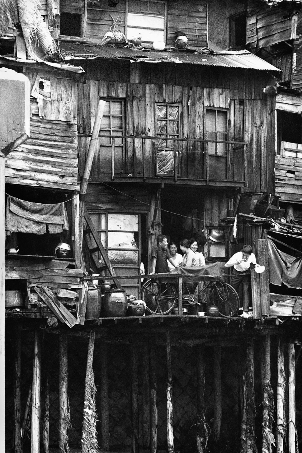 1965년 청계천가 판잣집에 사는 사람들이 발코니에 나와 웃으며 이야기하고 있다. 서울시
