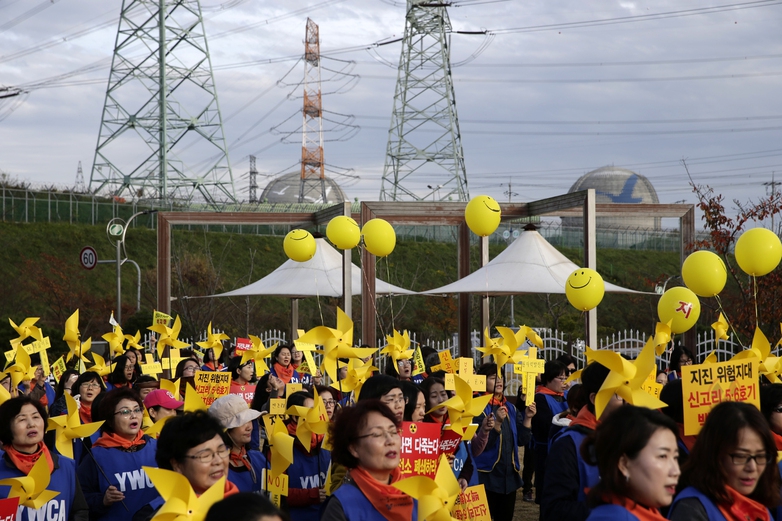 지난해 11월 기독교여성청년회(YMCA) 회원들이 울산 울주군 서생면에서 신고리 5·6호기 건설 백지화를 촉구하는 바람개비 행진을 하고 있다. 울산/김명진 기자 littleprince@hani.co.kr