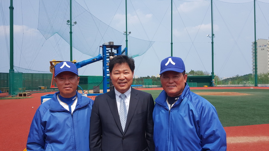 한국 프로야구 1호 기록의 주인공들이 25일 강원도 속초에서 만났다.왼쪽부터 프로야구 1호 승리투수 유종겸 설악고 코치, 1호 안타와 홈런, 타점의 주인공 이만수 헐크파운데이션 이사장, 1호 끝내기 및 1호 만루홈런의 주인공 이종도 설악고 감독. 헐크파운데이션 제공.