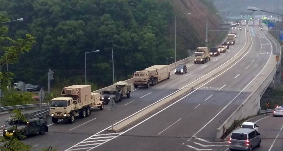 주한 미군이 26일 경북 성주군 초전면 성주골프장에 사드(THAAD·고고도미사일방어체계) 포대를 배치했다. 남김천IC를 빠져나와 성주골프장으로 향하는 사드 장비 차들의 모습이다. 원불교성주성지수호비상대책위원회 제공. 연합뉴스