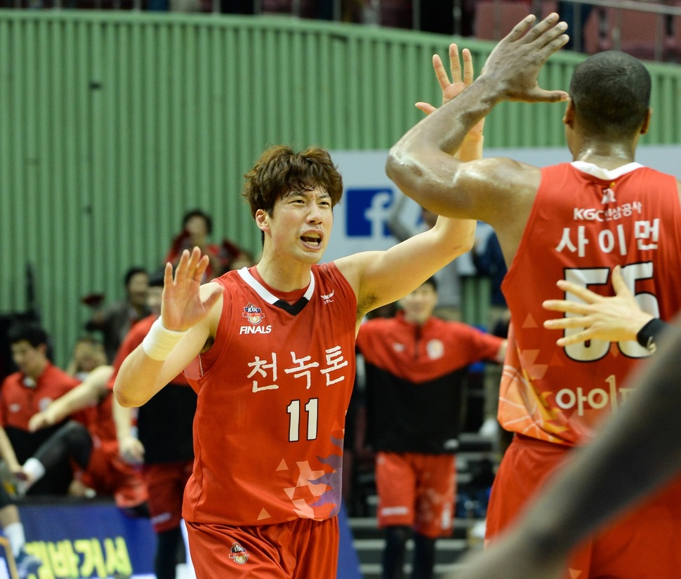 인삼공사의 양희종이 26일 열린 프로농구 챔피언결정 3차전 삼성과의 경기에서 득점에 성공한 뒤 팀 동료와 기뻐하고 있다. KBL 제공