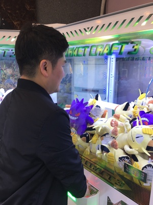 이재목씨가 인형뽑기방에서 인형을 뽑고 있다. 사진 이정국 기자