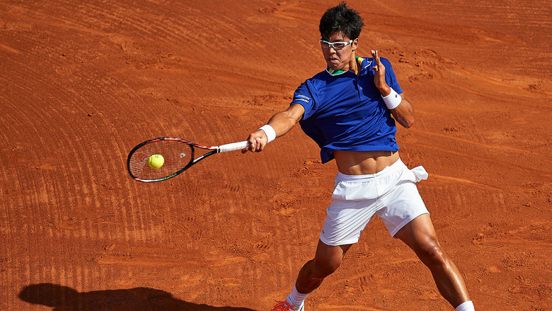 정현이 26일(현시지각) 남자프로테니스(ATP) 투어 500시리즈인 바르셀로나오픈 단식 2회전에서 세계 31위 필리프 콜슈라이버를 상대로 강력한 포핸드스트로크를 구사하고 있다. 남자프로테니스 투어 누리집 갈무리