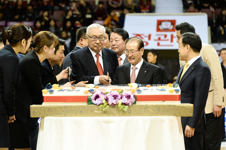 지난 2월1일 안양체육관에서 열린 케이비엘(KBL) 20주년 기념식에서 김영기 총재(가운데 왼쪽 키 큰 이)가 윤세영 초대 총재(가운데 오른쪽)와 함께 케이크 커팅을 하고 있다. 케이비엘 제공