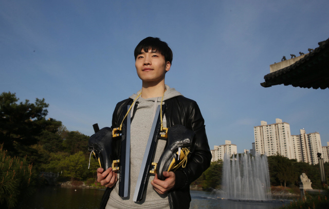 내년 평창겨울올림픽 쇼트트랙에 출전하는 국가대표 간판 서이라 선수가 19일 경기도 성남시 분당구 중앙공원에서 스케이트 부츠를 목에 걸고 결의를 다지고 있다. 강창광 기자 chang@hani.co.kr
