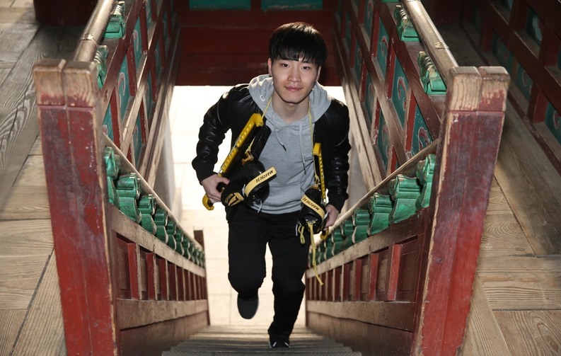 쇼트트랙세계선수권대회에서 1위를 한 서이라 선수가 19일 오후 경기도 성남시 분당구 중앙공원에서 스케이트 신발을 목에 건 채 계단을 오르고 있다. 성남/강창광 기자 chang@hani.co.kr