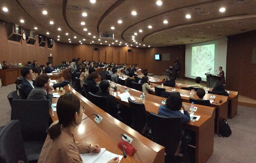 지난 15일 ‘도시공동체의 탈환: 시민이 경제의 주체다’란 주제로 서울시립대 자연과학관 국제회의장에서 열린 포럼 장면. 조현경