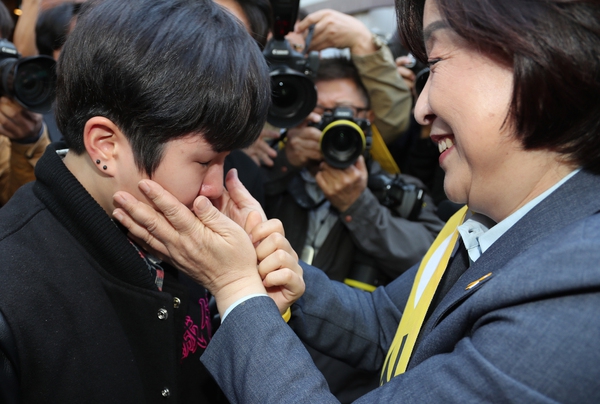 정의당 심상정 대통령 후보(오른쪽)가 27일 오후 서울 성북구 성신여대 역 앞에서 거리 유세를 마친 후 성신여대 성 소수자 모임 회원을 만나 격려하고 있다. 연합뉴스