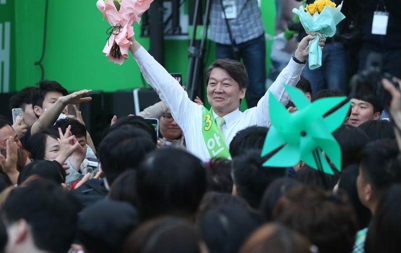 안철수 국민의당 대통령 후보가 27일 오후 대구 중구 동성로 대구백화점 앞에서 시민들에게 인사하고 있다. 대구/강창광 기자 chang@hani.co.kr