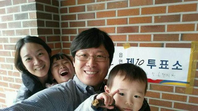 지난해 총선 이벤트에서 직원들의 최다 득표를 받아 1등을 차지한 ‘이디엠(edm) 유학센터’ 최원혁(42) 본부장 가족의 투표 인증 사진. 이디엠(edm) 유학센터 제공.