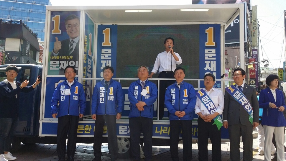 부산 중구 옛 미화당백화점 근처 광복로에서 김영삼 전 대통령의 차남인 현철씨가 문재인 더불어민주당 후보 지지를 호소하고 있다.