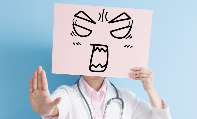 내 연애를 걱정하는 사람들이 정말 내 인생을 걱정해서 하는 말은 아닐 거다. 싱글이라는 이유로 이 사람 저 사람에 가져다 붙여가며 술자리 안줏거리 삼아 타인의 삶을 난도질한다는 건 예의와 배려, 존중의 문제다. 게티이미지뱅크