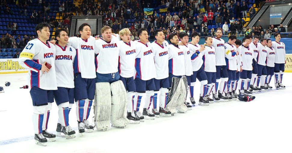 29일(한국시각)우크라이나 키예프에서 열린 2017 국제아이스하키연맹(IIHF) 세계선수권 디비전1 그룹A 최종 우크라이나전에서 정규와 연장 뒤, 승부치기까지 가는 혈전 끝에 2-1로 승리한 대표팀 선수들이 시상식에 참가하고 있다.  대한아이스하키협회 제공