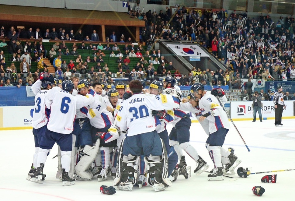 29일(한국시각)우크라이나 키예프에서 열린 2017 국제아이스하키연맹(IIHF) 세계선수권 디비전1 그룹A 최종 우크라이나전에서 정규와 연장 뒤, 승부치기까지 가는 혈전 끝에 2-1로 승리한 대표팀 선수들이 기뻐하고 있다.  대한아이스하키협회 제공