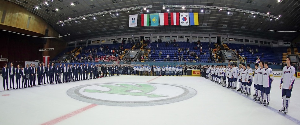 29일(한국시각)우크라이나 키예프에서 열린 2017 국제아이스하키연맹(IIHF) 세계선수권 디비전1 그룹A 최종 우크라이나전에서 정규와 연장 뒤, 승부치기까지 가는 혈전 끝에 2-1로 승리한 대표팀 선수들이 시상식에 참가하고 있다.  대한아이스하키협회 제공