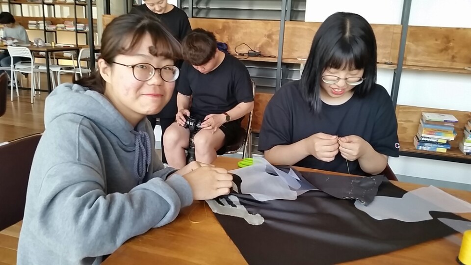29일 국립아시아문화전당 트래블라운지에서 조각보를 만들고 있는 청소년들. 정대하 기자