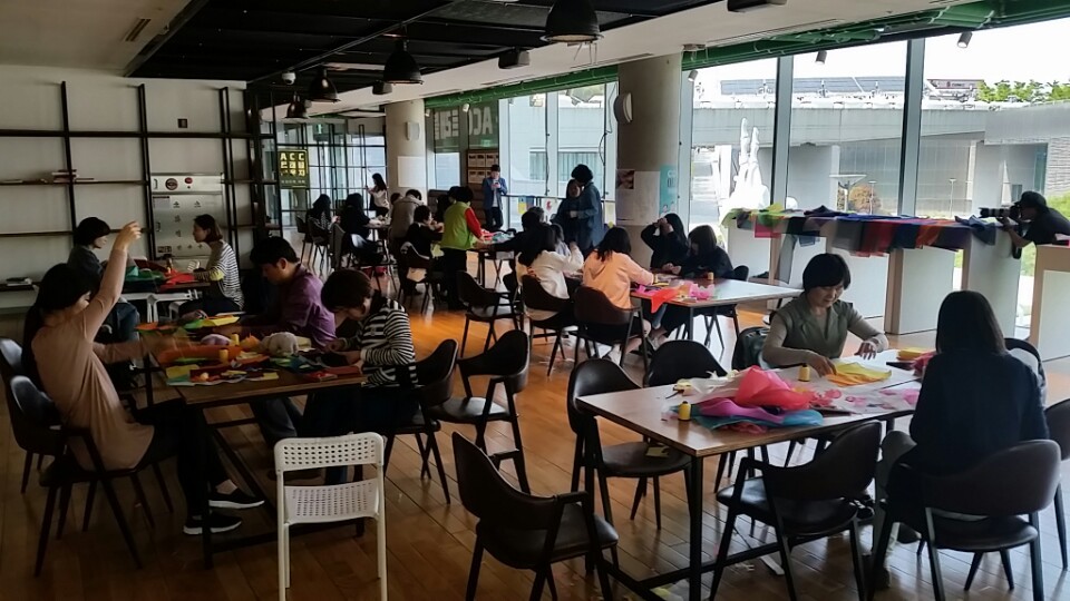 29일 오후 국립광주아시아문화전당 트래블라운지에서 진행된 김신윤주(47) 작가의 ‘광주시민과 함께하는 원하트(one heart) 퀼트 퍼포먼스에 참여한 시민들이 조각보를 만들고 있다. 정대하 기자
