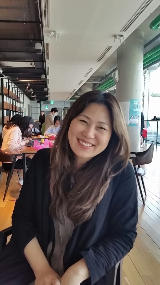 광주 출신으로 미국 뉴욕과 한국을 오가며 조각보를 활용해 개인이 상처를 사회적으로 치유하는 대중참여예술 작품을 활동을 해온 김신윤주 작가. 정대하 기자