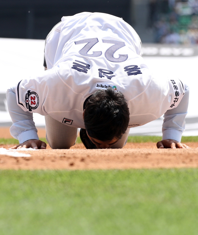 두산의 홍성흔이 30일 2017 케이비오(KBO)리그 두산과 롯데 경기에 앞서 열린 은퇴식에서 잠실야구장 홈플레이트에 입맞춤하고 있다. 연합뉴스