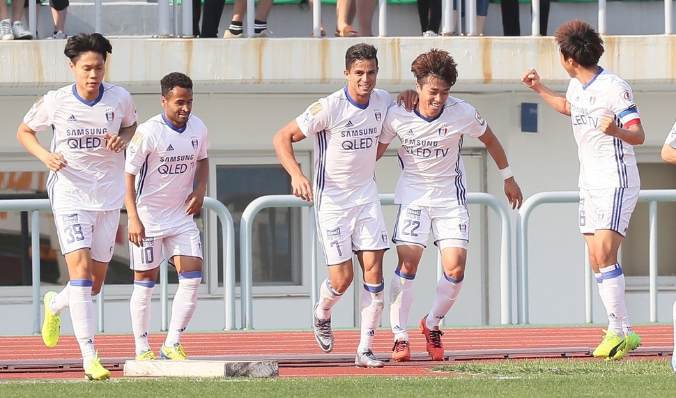 30일 제주종합운동장에서 열린 프로축구 수원 삼성과 제주 유나이티드의 경기에서 수원의 조나탄(7번)이 결승골을 성공시킨 뒤 기뻐하고 있다. 제주/연합뉴스