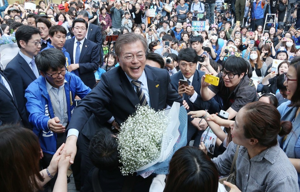 문재인 더불어민주당 대통령 후보가 30일 오후 대전 중구 으능정이 문화의 거리에서 열린 유세에서 시민들의 손을 잡으며 활짝 웃고 있다.   대전/이정우 선임기자 woo@hani.co.kr