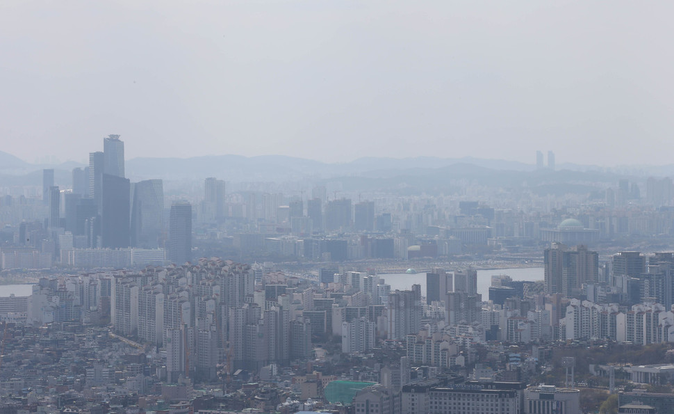 지난 9일 오전 서울 남산에서 바라본 여의도. 신소영 기자 viator@hani.co.kr