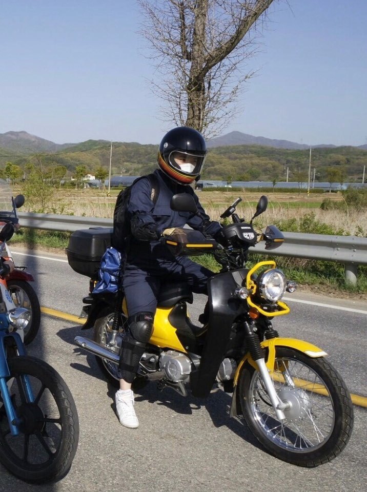 바이크를 타고 시원스럽게 도로를 달리고 싶어하는 사람이 많지만, 미세먼지가 짙은 날이면 도로 위 공기질은 더 나빠져 곤혹스럽다.