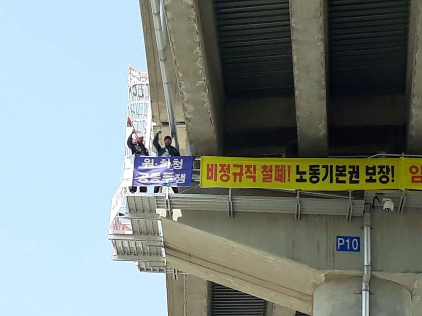 폐업한 현대미포조선 사내하청업체 노동자 이성호·전영수씨가 지난 11일부터 21일째 울산 성내고가차도 20m 높이 교각 위에서 고공농성을 벌이고 있다. 신동명 기자