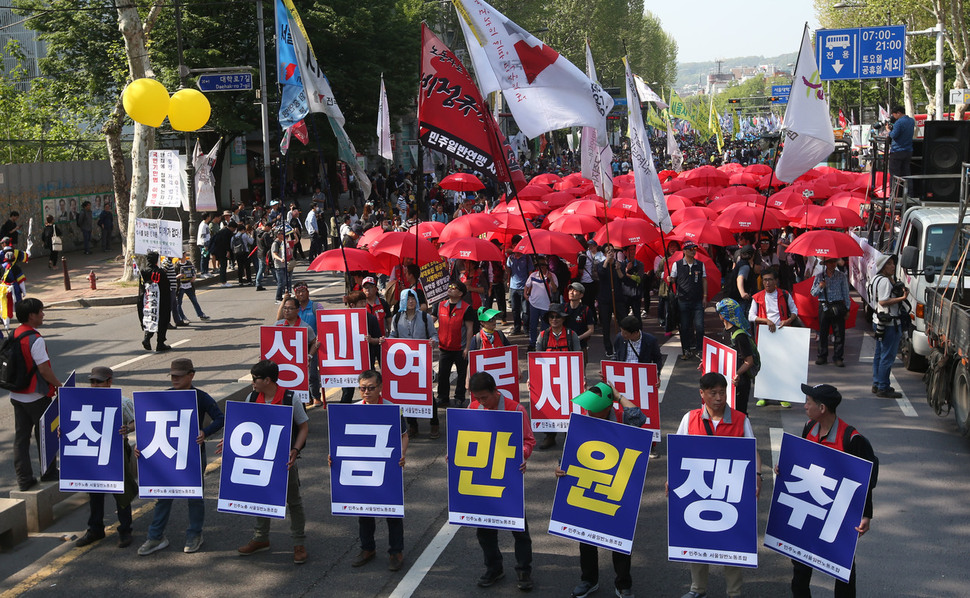 1일 오후 서울 대학로에서 열린 2017 세계 노동절 대회 참석자들이 집회를 마치고 빨간우산을 편 채 광화문 방향으로 행진을 하고 있다. 빨간우산은 비정규직 노동자를 탄압에서 보호한다는 의미와 노조할 권리를 뜻한다. 신소영 기자 viator@hani.co.kr