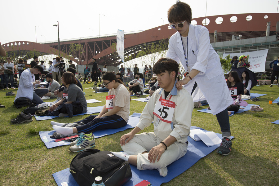 ‘2017 한강 멍때리기 대회’가 30일 오후 서울 마포구 망원한강공원에서 열려 참가자들이 경기를 펼치고 있다.