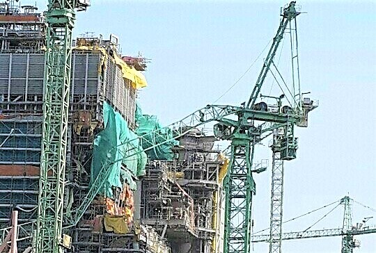 엿가락처럼 휘어진 삼성중공업 거제조선소 크레인. 경남소방본부 제공