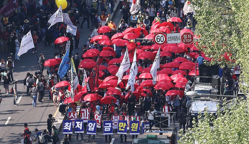 1일 오후 서울 대학로에서 열린 2017년 세계노동절 집회를 마친 참가자들이 광화문광장으로 행진하고 있다. 김경호 선임기자 jijae@hani.co.kr