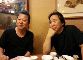 2015년 7월 장석주(왼쪽) 시인의 <일요일의 인문학> 표지 작업을 끝내고 함께 자리한 최만수(오른쪽) 디자이너.