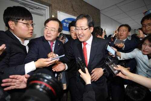 홍준표 자유한국당 대통령 후보(앞줄 오른쪽)가 1일 밤 국회 의원회관에서 바른정당 비유승민계 의원들과 긴급 회동을 마친 뒤 웃으며 나서고 있다. 연합뉴스