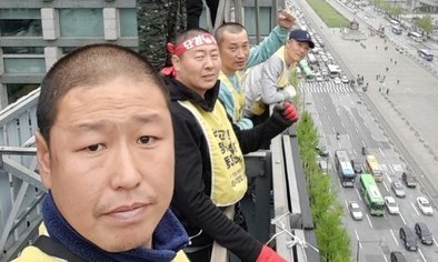 고공 매달린 노동자들 “떠들썩한 대선…‘노동3권’아득해”