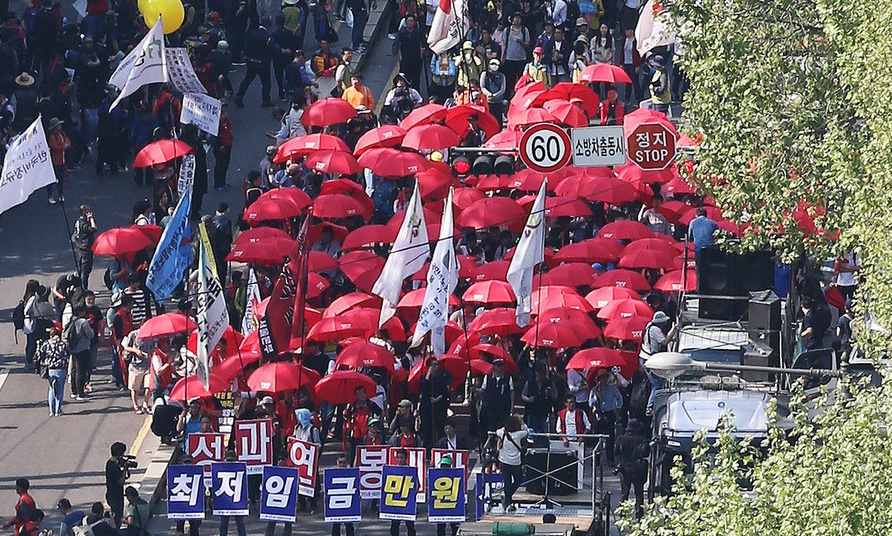 “최저임금 1만원, 비정규직 철폐, 노조할 권리, 지금 당장!”‘