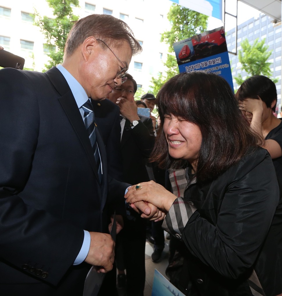 문재인 더불어민주당 대통령후보가 1일 오후 서울 여의도 한국노총에서 열린 노동절 기념식 및 정책연대협약체결행사에 참석하려고 한국노총회관에 들어서다 스텔라 데이지호 실종선원 가족들에 둘러싸여 이야기하고 있다. 지난 3월31일 브라질 남동쪽 남대서양에서 침몰한 것으로 추정되는 스텔라 데이지호에 탔던 한국인 선원 8명은 모두 실종된 상태다. 이정우 선임기자 woo@hani.co.kr