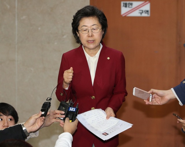 4월28일 이은재 바른정당 의원은 “좌파 집권을 저지하기 위해 홍준표 자유한국당 후보를지지한다”며 탈당 기자회견을 열었다. 한겨레 자료사진