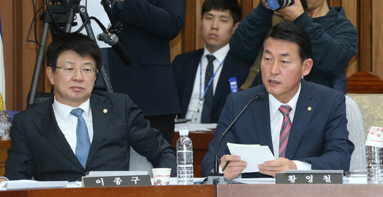 황영철 의원(오른쪽)이 새누리당 탈당 전인 지난해 12월6일 저녁 ‘최순실 국정농단 청문회’에서 이재용 삼성전자 부회장을 상대로 최순실씨에게 말을 사준 이유에 대해 따져 묻고 있다. 왼쪽은 이종구 의원. 이정우 선임기자 woo@hani.co.kr