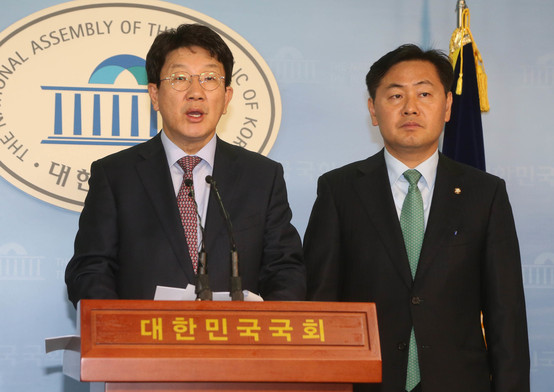 국회 탄핵소추위원인 김성동 법제사법위원장과 김관영 국민의당 소추위원단 간사가 지난해 12월21일 오후 국회 정론관에서 기자회견을 하고 있다. 이정우 선임기자 woo@hani.co.kr