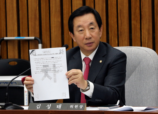 김성태 의원이 지난해 12월15일 오후 ‘최순실 국정농단 청문회’에 출석한 조한규 전 세계일보 사장이 제출한 ‘대법원장 사찰 의혹 관련 국정원 문건’을 공개하고 있다. 강창광 기자 chang@hani.co.kr
