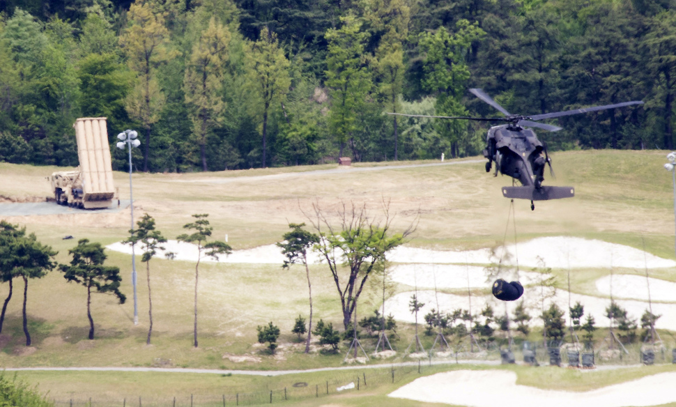 주한미군이 2일 헬기로 사드(THAAD·고고도미사일방어체계)가 배치된 경북 성주군 초전면 옛 성주골프장으로 유류를 수송하고 있다. 미군은 이틀 전 유조차 2대를 성주골프장으로 반입하려다 주민들이 막아 실패했다. 성주/연합뉴스